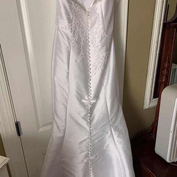 Wedding Dress - Picture 8 of 9